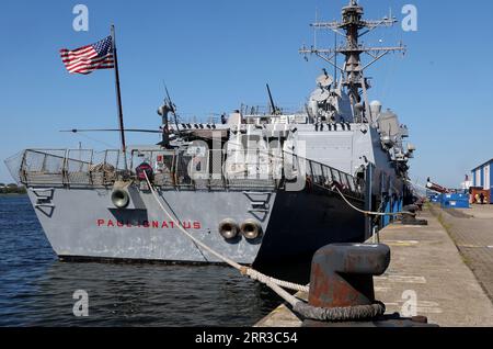 Rostock, Deutschland. September 2023. Der amerikanische Zerstörer USS Paul Ignatius legt im Überseehafen Rostock an, um Proviant und Treibstoff aufzunehmen. Das Schiff wurde 2019 in Betrieb genommen und wird seit Mitte 2022 auf der Marinebasis Rota in Spanien nach Hause gebracht. Amerikanische Zerstörer operieren regelmäßig in der Ostsee. Quelle: Bernd Wüstneck/dpa/Alamy Live News Stockfoto