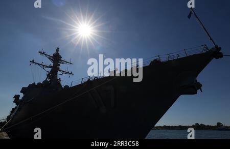 Rostock, Deutschland. September 2023. Der amerikanische Zerstörer USS Paul Ignatius legt im Überseehafen Rostock an, um Proviant und Treibstoff aufzunehmen. Das Schiff wurde 2019 in Betrieb genommen und wird seit Mitte 2022 auf der Marinebasis Rota in Spanien nach Hause gebracht. Amerikanische Zerstörer operieren regelmäßig in der Ostsee. Quelle: Bernd Wüstneck/dpa/Alamy Live News Stockfoto