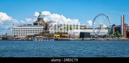 Panoramablick auf die Skyline und den Hafen von Helsinki, Finnland. Stockfoto