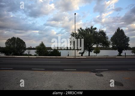 Lakeshore mit Bäumen bei Sonnenuntergang von einer Straße in einer italienischen Stadt aus gesehen Stockfoto