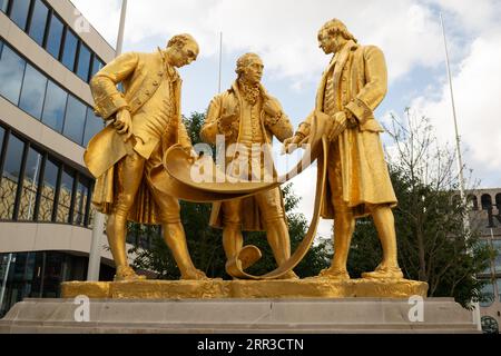 Tätowierung von James Watt, Matthew Boulton und William Murdock. Golden Boys auf dem Centenary Square. Birmingham Großbritannien Stockfoto