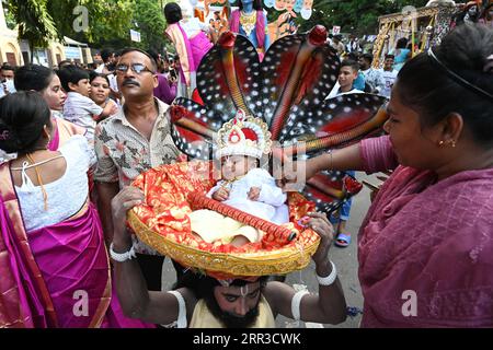 Dhaka, Bangladesch, am 6. September 2023. Die hinduistischen Gläubigen treten bei den Feierlichkeiten von Janmashtami, einem fest zur Geburt der hinduistischen Gottheit Krishna, in Dhaka, Bangladesch, am 6. September 2023 auf. Laut Mythologie und dem heiligen Buch Puranas des Hinduismus ist Krishna die Inkarnation von Lord Vishnu, der geboren wurde, um seinen Onkel mütterlicherseits, den bösen König Kansa, zu töten und das Volk von Mathura und anderen nahe gelegenen Städten von seiner Grausamkeit zu befreien und sie aus seinen bösen Klauen zu retten. Stockfoto