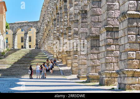 Segovia, Spanien - 28. Juni 2021: Touristen besuchten das römische Aquädukt und den Azoguejo-Platz der antiken spanischen Stadt Segovia. Castile und Leon Stockfoto