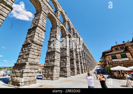 Segovia, Spanien - 28. Juni 2021: Römisches Aquädukt und Azoguejo-Platz der antiken europäischen spanischen Stadt Segovia. Castile und Leon Stockfoto
