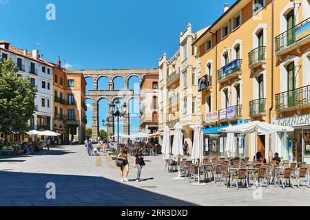 Segovia, Spanien - 28. Juni 2021: Römisches Aquädukt und Azoguejo Sqaure der antiken spanischen Stadt Segovia. Kastilien und León Stockfoto