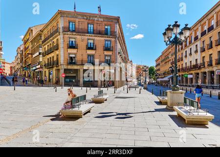 Segovia, Spanien - 28. Juni 2021: Azoguejo-Platz der antiken spanischen Stadt Segovia. Castile und Leon. Spanien Stockfoto