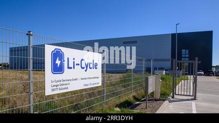 06. September 2023, Sachsen-Anhalt, Sülzetal: „Li-Cycle“ steht auf einem Schild am Eingang zum Werksgelände des Unternehmens. Das Unternehmen recycelt dort Batterien und trennt die Wertstoffe. Am Ende des Prozesses bleiben die verarbeiteten Metalle, der Kunststoff und die „schwarze Masse“ von der Batterie übrig. Schwarze Masse ist eine Mischung aus Natriumsulfat, Kupfersulfat, Graphit, Gips, Magnesiumcarbonat, Nickelsulfat und Lithiumcarbonat. Nach Angaben des Unternehmens handelt es sich um die größte Recyclinganlage für Batterien in Europa. Foto: Klaus-Dietmar Gabbert/dpa Stockfoto