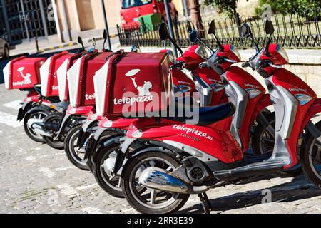 Segovia, Spanien - 28. Juni 2021: Lieferung von Motorrädern von Telepizza, einer spanischen multinationalen Pizzeria-Kette, die in mehreren Ländern rund um die Stadt vertreten ist Stockfoto
