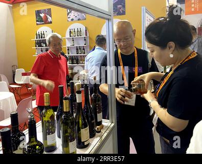 Peking, China. September 2023. Dieses Handyfoto zeigt einen Besucher bei der Verkostung von Rotwein aus Georgien während der China International Fair for Trade in Services (CIFTIS) 2023 in Peking, der Hauptstadt Chinas, 5. September 2023. ZU „China Focus: Countries along Belt and Road Share Service Trade Dividends“ Credit: Wei Mengjia/Xinhua/Alamy Live News Stockfoto