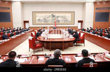 201031 -- PEKING, 31. Oktober 2020 -- der chinesische Ministerpräsident Li Keqiang, ebenfalls Mitglied des Ständigen Ausschusses des Politischen Büros des Zentralkomitees der Kommunistischen Partei Chinas, Vorsitz bei einer Freitagssitzung der Führungsgruppe des Staatsrats zur Formulierung des Entwurfs des 14. Fünfjahresplans 2021-2025 für nationale wirtschaftliche und soziale Entwicklung in Peking, Hauptstadt Chinas, 30. Oktober 2020. Der chinesische Vize-Ministerpräsident Han Zheng, ebenfalls Mitglied des Ständigen Ausschusses des Politischen Büros des Zentralkomitees der Kommunistischen Partei Chinas, nahm an der Sitzung Teil. CHINA-PEKING-LI Stockfoto