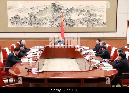 201031 -- PEKING, 31. Oktober 2020 -- der chinesische Ministerpräsident Li Keqiang, ebenfalls Mitglied des Ständigen Ausschusses des Politischen Büros des Zentralkomitees der Kommunistischen Partei Chinas, Vorsitz bei einer Freitagssitzung der Führungsgruppe des Staatsrats zur Formulierung des Entwurfs des 14. Fünfjahresplans 2021-2025 für nationale wirtschaftliche und soziale Entwicklung in Peking, Hauptstadt Chinas, 30. Oktober 2020. Der chinesische Vize-Ministerpräsident Han Zheng, ebenfalls Mitglied des Ständigen Ausschusses des Politischen Büros des Zentralkomitees der Kommunistischen Partei Chinas, nahm an der Sitzung Teil. CHINA-PEKING-LI Stockfoto