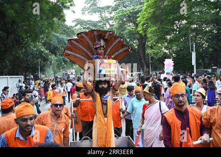 Dhaka, Bangladesch, am 6. September 2023. Die hinduistischen Gläubigen treten bei den Feierlichkeiten von Janmashtami, einem fest zur Geburt der hinduistischen Gottheit Krishna, in Dhaka, Bangladesch, am 6. September 2023 auf. Laut Mythologie und dem heiligen Buch Puranas des Hinduismus ist Krishna die Inkarnation von Lord Vishnu, der geboren wurde, um seinen Onkel mütterlicherseits, den bösen König Kansa, zu töten und das Volk von Mathura und anderen nahe gelegenen Städten von seiner Grausamkeit zu befreien und sie aus seinen bösen Klauen zu retten. Stockfoto