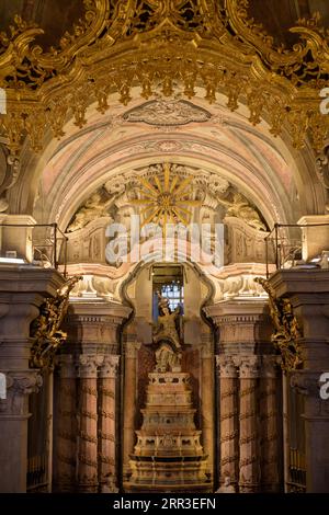 Porto, Portugal, Clerigos Kirche und Turm. Inszenierung der Dekoration in einem Altar eines religiösen heiligen. Die Kirche war eine der ersten Kirchen in Po Stockfoto