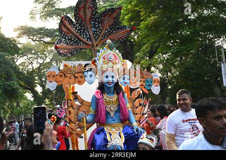 Dhaka, Bangladesch, am 6. September 2023. Die hinduistischen Gläubigen treten bei den Feierlichkeiten von Janmashtami, einem fest zur Geburt der hinduistischen Gottheit Krishna, in Dhaka, Bangladesch, am 6. September 2023 auf. Laut Mythologie und dem heiligen Buch Puranas des Hinduismus ist Krishna die Inkarnation von Lord Vishnu, der geboren wurde, um seinen Onkel mütterlicherseits, den bösen König Kansa, zu töten und das Volk von Mathura und anderen nahe gelegenen Städten von seiner Grausamkeit zu befreien und sie aus seinen bösen Klauen zu retten. Stockfoto