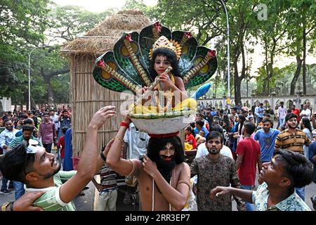 Dhaka, Bangladesch, am 6. September 2023. Die hinduistischen Gläubigen treten bei den Feierlichkeiten von Janmashtami, einem fest zur Geburt der hinduistischen Gottheit Krishna, in Dhaka, Bangladesch, am 6. September 2023 auf. Laut Mythologie und dem heiligen Buch Puranas des Hinduismus ist Krishna die Inkarnation von Lord Vishnu, der geboren wurde, um seinen Onkel mütterlicherseits, den bösen König Kansa, zu töten und das Volk von Mathura und anderen nahe gelegenen Städten von seiner Grausamkeit zu befreien und sie aus seinen bösen Klauen zu retten. Stockfoto