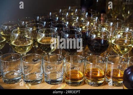 Verkostung von verschiedenen Scotch Whiskys und Weinen auf dem Tisch. Ein paar Gläser mit alkoholischen Partygetränken. Stockfoto