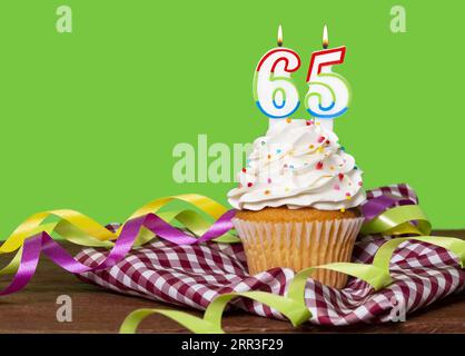 Cupcake Mit Nummer Für Geburtstags- Oder Jubiläumsfeier; Nummer 65. Stockfoto