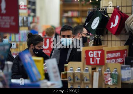 201102 -- NEW YORK, 2. November 2020 -- Kunden wählen Bücher im Strand Buchladen in New York, USA, am 1. November 2020. Die Kunden drängen sich, New Yorks Buchhandlung Strand zu helfen, nachdem der Eigentümer um öffentliche Hilfe gebeten hat. Die Buchhandlung teilte kürzlich online mit, dass sie aufgrund der COVID-19-Pandemie kurz vor der Schließung stehe. U.S.-NEW YORK-STRAND BOOKSOTRE-CALL FOR HELP WANGXYING PUBLICATIONXNOTXINXCHN Stockfoto