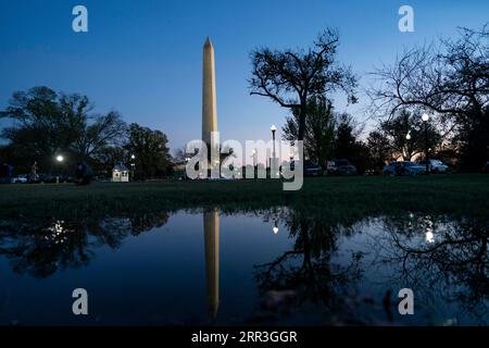 201103 -- WASHINGTON, 3. November 2020 -- Foto aufgenommen am 2. November 2020 zeigt das Washington Monument in Washington, D.C., den Vereinigten Staaten. Die Wahl am Wahltag begann am frühen Dienstagmorgen in den Vereinigten Staaten mit den ersten Wahlgängen im nordöstlichen Bundesstaat New Hampshire. VORBEREITUNG DER US-PRÄSIDENTSCHAFTSWAHLEN LiuxJie PUBLICATIONxNOTxINxCHN Stockfoto