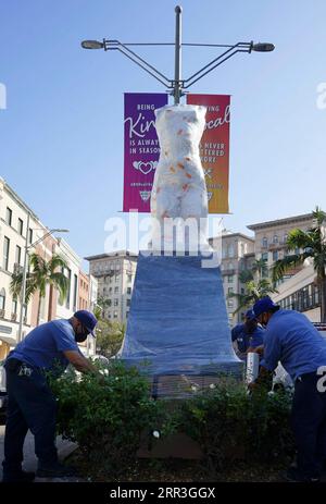 201103 -- LOS ANGELES, 3. November 2020 -- Arbeiter der Stadt verpacken die ikonische Statue am Eingang des bekannten Rodeo Drive in Beverly Hills, um zu verhindern, dass sie bei einem möglichen wahlbezogenen Protest oder Plünderungen im Los Angeles County, den Vereinigten Staaten, am 2. November 2020 beschädigt wird. Die Wahl am Wahltag begann am frühen Dienstagmorgen in den Vereinigten Staaten mit den ersten Wahlgängen im nordöstlichen Bundesstaat New Hampshire. Foto von Zeng Hui/Xinhua VORBEREITUNG DER US-PRÄSIDENTSCHAFTSWAHLEN LiuxJie PUBLICATIONxNOTxINxCHN Stockfoto