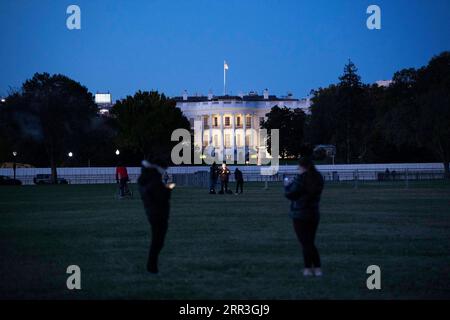 201103 -- WASHINGTON, 3. November 2020 -- Foto aufgenommen am 2. November 2020 zeigt das Weiße Haus in Washington, D.C., USA. Die Wahl zum Wahltag begann in den Vereinigten Staaten am frühen Dienstagmorgen. VORBEREITUNG DER US-PRÄSIDENTSCHAFTSWAHLEN LiuxJie PUBLICATIONxNOTxINxCHN Stockfoto