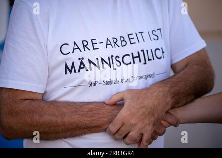 Wien, Österreich. 6. September 2023. Österreichs Gesundheitsministerin (Gesundheit und soziales) bei „Stop - Gemeinsam gegen häusliche Gewalt“ („Care-Arbeit ist Männ[sch]lich“) Veranstaltung in der Innenstadt gemeinsam mit Maria Rösslhumer, Jan Wunderlich, Nikolas Becker, Christian Philipp und Mario Depauli ©Andreas Stroh Stockfoto