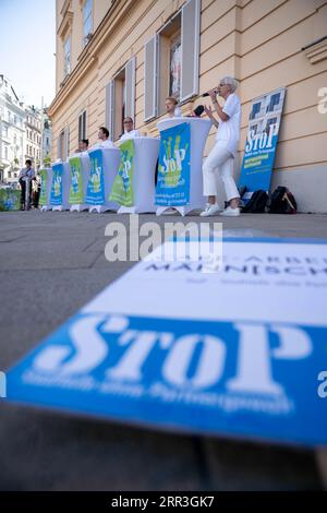 Wien, Österreich. 6. September 2023. Österreichs Gesundheitsministerin (Gesundheit und soziales) bei „Stop - Gemeinsam gegen häusliche Gewalt“ („Care-Arbeit ist Männ[sch]lich“) Veranstaltung in der Innenstadt gemeinsam mit Maria Rösslhumer, Jan Wunderlich, Nikolas Becker, Christian Philipp und Mario Depauli ©Andreas Stroh Stockfoto