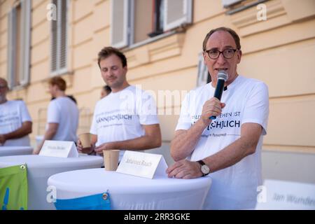 Wien, Österreich. 6. September 2023. Österreichs Gesundheitsministerin (Gesundheit und soziales) bei „Stop - Gemeinsam gegen häusliche Gewalt“ („Care-Arbeit ist Männ[sch]lich“) Veranstaltung in der Innenstadt gemeinsam mit Maria Rösslhumer, Jan Wunderlich, Nikolas Becker, Christian Philipp und Mario Depauli ©Andreas Stroh Stockfoto