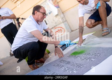 Wien, Österreich. 6. September 2023. Österreichs Gesundheitsministerin (Gesundheit und soziales) bei „Stop - Gemeinsam gegen häusliche Gewalt“ („Care-Arbeit ist Männ[sch]lich“) Veranstaltung in der Innenstadt gemeinsam mit Maria Rösslhumer, Jan Wunderlich, Nikolas Becker, Christian Philipp und Mario Depauli, Minister Sprühen auf der Oberfläche ©Andreas Stroh Stockfoto