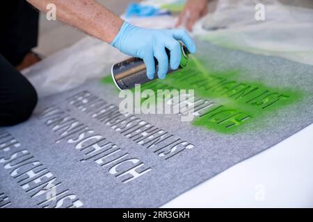 Wien, Österreich. 6. September 2023. Österreichs Gesundheitsministerin (Gesundheit und soziales) bei „Stop - Gemeinsam gegen häusliche Gewalt“ („Care-Arbeit ist Männ[sch]lich“) Veranstaltung in der Innenstadt gemeinsam mit Maria Rösslhumer, Jan Wunderlich, Nikolas Becker, Christian Philipp und Mario Depauli, Minister Sprühen auf der Oberfläche ©Andreas Stroh Stockfoto