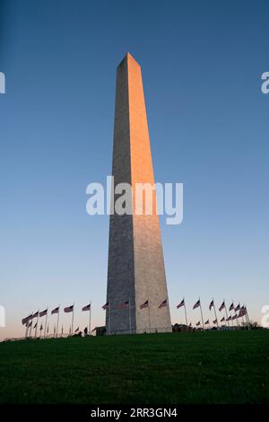 201103 -- WASHINGTON, 3. November 2020 -- Foto aufgenommen am 2. November 2020 zeigt das Washington Monument in Washington, D.C., den Vereinigten Staaten. Die Wahl am Wahltag begann am frühen Dienstagmorgen in den Vereinigten Staaten mit den ersten Wahlgängen im nordöstlichen Bundesstaat New Hampshire. US-PRÄSIDENTSCHAFTSWAHL LiuxJie PUBLICATIONxNOTxINxCHN Stockfoto