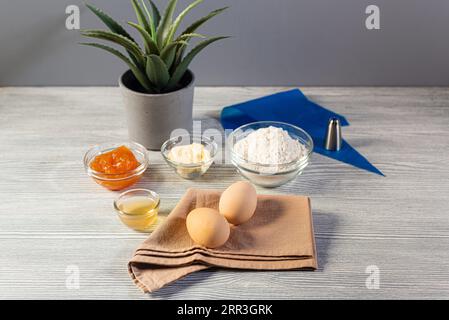 Zutaten auf Holzuntergrund backen. Eier, Mehl, Butter, Zucker, Milch, Butter. Stockfoto
