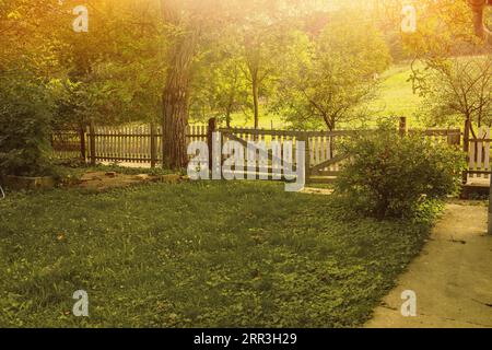 Holztor eines alten Bauernhauses. Hochwertiges Foto. Hochwertige Fotos Stockfoto