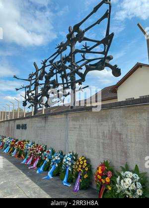 Blumenkränze lagen nach einer Gedenkfeier zum Befreiungstag im KZ Dachau, Bayern Stockfoto