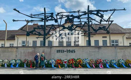 Blumenkränze lagen nach einer Gedenkfeier zum Befreiungstag im KZ Dachau, Bayern Stockfoto
