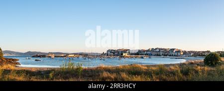 Panoramaaussicht auf den Strand und Sporthafen von Portonovo in der Ria de Pontevedra in der Abenddämmerung, Spanien. Stockfoto