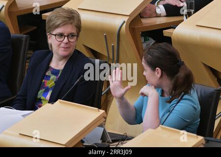 Edinburgh Schottland, Großbritannien 06. September 2023 die ehemalige erste Ministerin Schottlands Nicola Sturgeon im schottischen Parlament sitzt neben Kate Forbes, bevor sie eine Rede von den Hinterbänken hält. Credit sst/Alamy Live-Nachrichten Stockfoto