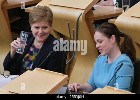 Edinburgh Schottland, Großbritannien 06. September 2023 die ehemalige erste Ministerin Schottlands Nicola Sturgeon im schottischen Parlament sitzt neben Kate Forbes, bevor sie eine Rede von den Hinterbänken hält. Credit sst/Alamy Live-Nachrichten Stockfoto