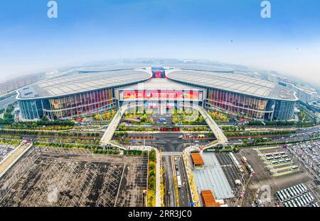 201105 -- PEKING, 5. Nov. 2020 -- Foto aufgenommen am 3. Nov. 2020 zeigt einen Blick auf das National Exhibition and Convention Center Shanghai, den Hauptort der 3. China International Import Expo CIIE im ostchinesischen Shanghai. Foto von /Xinhua XINHUA FOTOS DES TAGES WuxKai PUBLICATIONxNOTxINxCHN Stockfoto