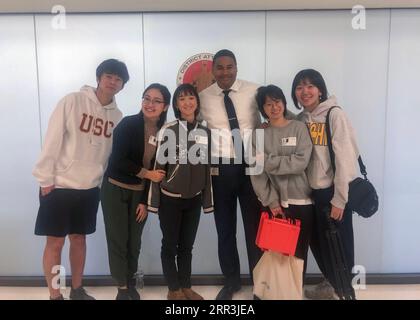 201105 -- LOS ANGELES, 5. November 2020 -- dieses Foto, das mit einem Mobiltelefon von Shows Chen 2nd L und ihren Darstellern aufgenommen wurde, posiert für ein Foto mit dem stellvertretenden Bezirksstaatsanwalt von Los Angeles County John McKinney in Los Angeles, USA, 7. Februar 2020. ZUM Spiel: Unfinished Lives -- Student Academy Awards Gewinner erinnert sich an ermordete USC chinesische Studentin U.S.-LOS ANGELES-STUDENT ACADEMY AWARDS-INTERVIEW ChenxYucong PUBLICATIONxNOTxINxCHN Stockfoto