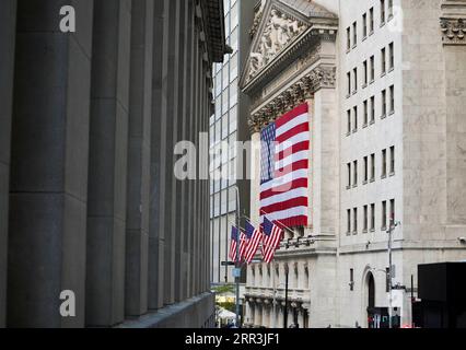 201105 -- NEW YORK, 5. November 2020 -- Foto aufgenommen am 4. November 2020 zeigt die New Yorker Börse in New York, USA. Die wichtigsten Durchschnittswerte der Wall Street stiegen am Mittwoch an, da die Anleger auf das Ergebnis der US-Wahlen warten. Der Dow Jones Industrial Average stieg um 367,63 Punkte oder 1,34 Prozent auf 27.847.66. Die S&P 500 stieg um 74,28 Punkte oder 2,20 Prozent auf 3.443,44. Der Nasdaq Composite Index erhöhte sich um 430,21 Punkte oder 3,85 Prozent auf 11.590.78. U.S.-NEW YORK-STOCKS WangxYing PUBLICATIONxNOTxINxCHN Stockfoto