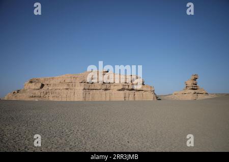 201105 -- DUNHUANG, 5. November 2020 -- Foto aufgenommen am 4. November 2020 zeigt einen Blick auf den Dunhuang Yardang National Geopark in Dunhuang, nordwestchinesische Provinz Gansu. Der Dunhuang Yardang National Geopark liegt nordwestlich von Dunhuang City und ist berühmt für seine windgepeitschten Felsformationen. CHINA-GANSU-DUNHUANG-YARDANG GEOPARK CN MAXXIPING PUBLICATIONXNOTXINXCHN Stockfoto