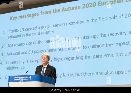 201105 -- BRÜSSEL, 5. November 2020 -- Paolo Gentiloni, EU-Kommissar für Wirtschaft, spricht auf einer Pressekonferenz in Brüssel, Belgien, am 5. November 2020. Die EU der Europäischen Union hat am Donnerstag die Hoffnung auf einen schnellen Rückschlag für die europäischen Volkswirtschaften aufgegeben und prognostiziert, dass das Niveau vor der Pandemie erst 2023 erreicht werden wird. Europäische Union/Handout über Xinhua BELGIUM-BRUSSELS-EU-ECONOMY-FORECAST ZhengxHuansong PUBLICATIONxNOTxINxCHN Stockfoto