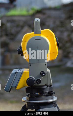 Seitenansicht einer Totalstation, Vermessungsgerät Stockfoto