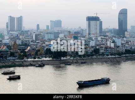 201106 -- PHNOM PENH, 6. November 2020 -- Luftaufnahme aufgenommen am 26. Oktober 2019 zeigt einen Blick auf Phnom Penh, die Hauptstadt Kambodschas. Kambodscha ist bekannt für seine reiche Geschichte und die Darstellung von Traditionen. Phnom Penh, Hauptstadt Kambodschas, liegt am Zusammenfluss des Tonle SAP und Mekong Flusssystems und rühmt sich seiner traditionellen Gebäude und modernen Wolkenkratzer. Foto: /Xinhua CitySketchCAMBODIA-PHNOM PENH Sovannara PUBLICATIONxNOTxINxCHN Stockfoto