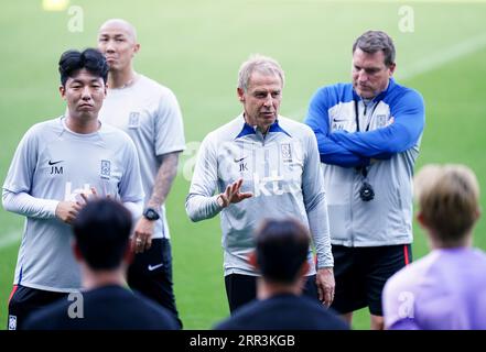 Südkoreas Jurgen Klinsmann (Mitte) während einer Trainingseinheit im Cardiff City Stadium in Cardiff. Bilddatum: Mittwoch, 6. September 2023. Stockfoto