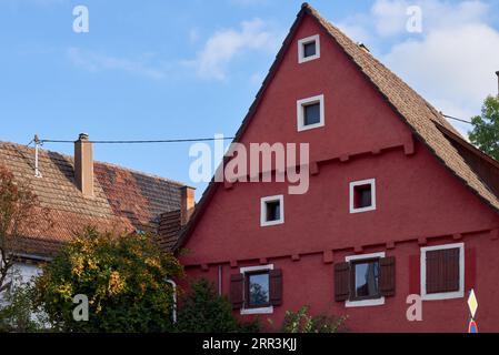 Historische Gebäude in der berühmten Altstadt von Freiberg am Neckar. Deutschland Uhrturm des alten Rathauses. Bunte Fachwerkhäuser im historischen Mittelalter Stockfoto