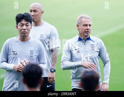Südkoreas Jurgen Klinsmann (rechts) während eines Trainings im Cardiff City Stadium in Cardiff. Bilddatum: Mittwoch, 6. September 2023. Stockfoto