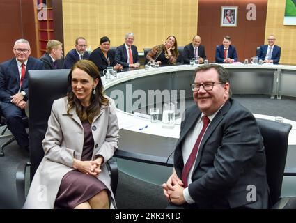 Bilder des Jahres 2020, News 11 November News Themen der Woche KW45 News Bilder des Tages 201106 -- WELLINGTON, 6. November 2020 -- die neuseeländische Premierministerin Jacinda Ardern Front L und Grant Robertson Front R, stellvertretender Premierminister, Finanzminister und Infrastrukturminister, posieren für ein Gruppenfoto mit den neuen Kabinettsmitgliedern vor dem ersten Kabinettstreffen in Wellington, Neuseeland, am 6. November 2020. Neuseelands neues Kabinett wurde am Freitag offiziell vereidigt, wobei Premierminister Jacinda Ardern die wirtschaftliche Erholung von einer der schwierigsten Zeiten der Geschichte betonte. NEUSEELAND-W Stockfoto