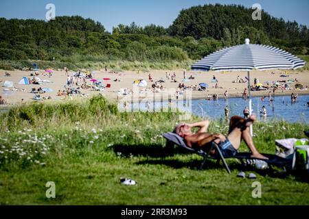 HELLEVOETSLUIS - Leute an einem warmen Spätsommertag am Strand. Der Sommer 2023 wird zum heißesten Sommer aller Zeiten in den Niederlanden werden. ANP ROBIN UTRECHT niederlande aus - belgien aus Stockfoto